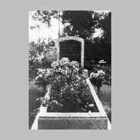 022-0280 Die Grabstaette von Frau Gertrud Grap auf dem Friedhof in Goldbach..jpg